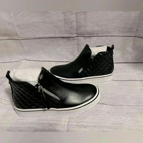 Steve Madden Youth Girls Size 3 Black Zip Booties. Sneakers,Comfy, Everyday wear